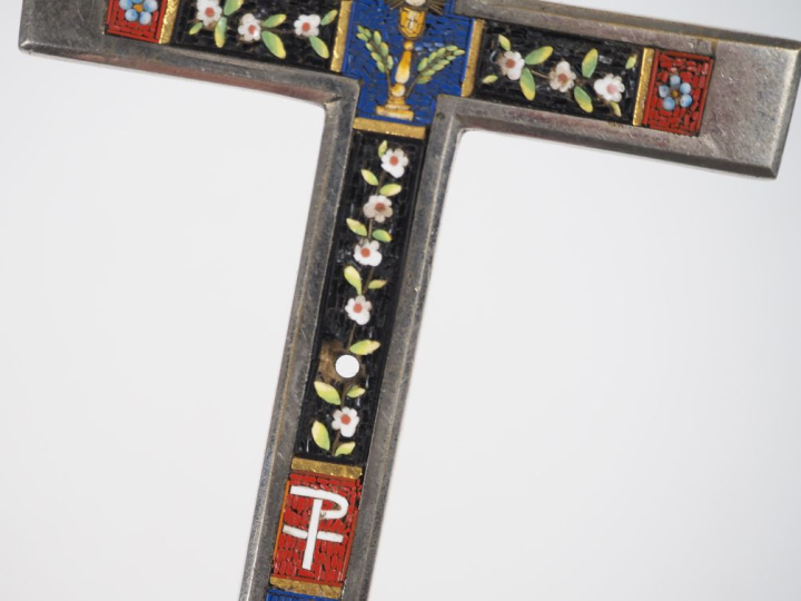 Crucifix fin XIXème en métal argenté et micromosaïque. Dim. 16 x 8 cm.