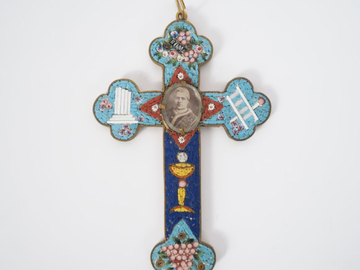 Crucifix en micromosaïque verre et laiton, orné en son centre d'un por