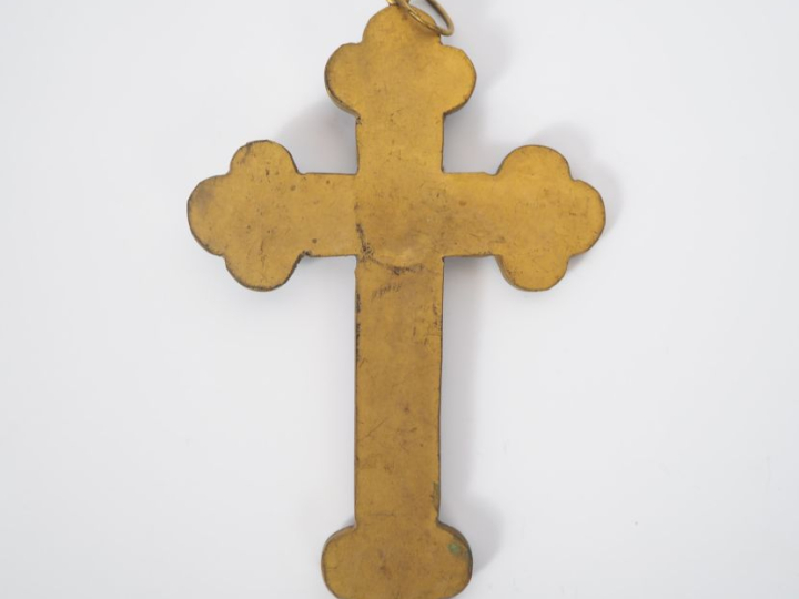 Crucifix en micromosaïque verre et laiton, orné en son centre d'un por