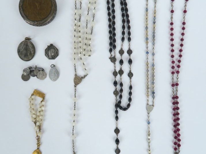 Boîte à pilules en métal argenté et doré à décor d'un profil de Sainte