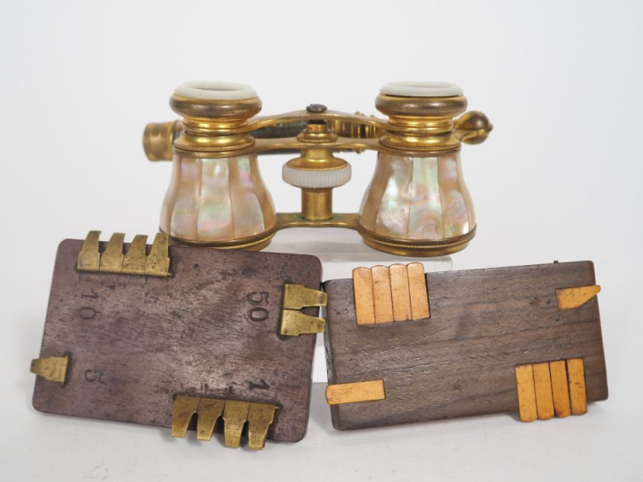 Paire de jumelles de théâtre en nacre et laiton doré. (Manques).  On y