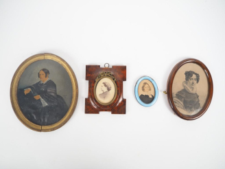 Vente aux enchères 4 encadrements en bois, bois doré ou émail bleu figurant des portraits