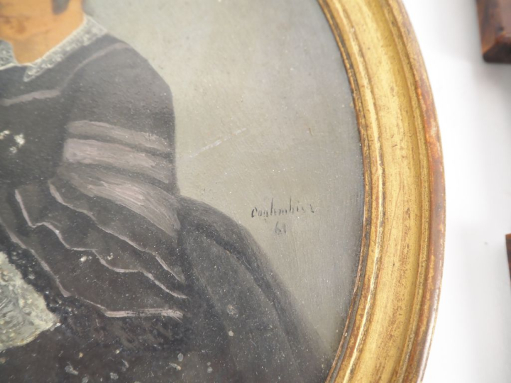 4 encadrements en bois, bois doré ou émail bleu figurant des portraits