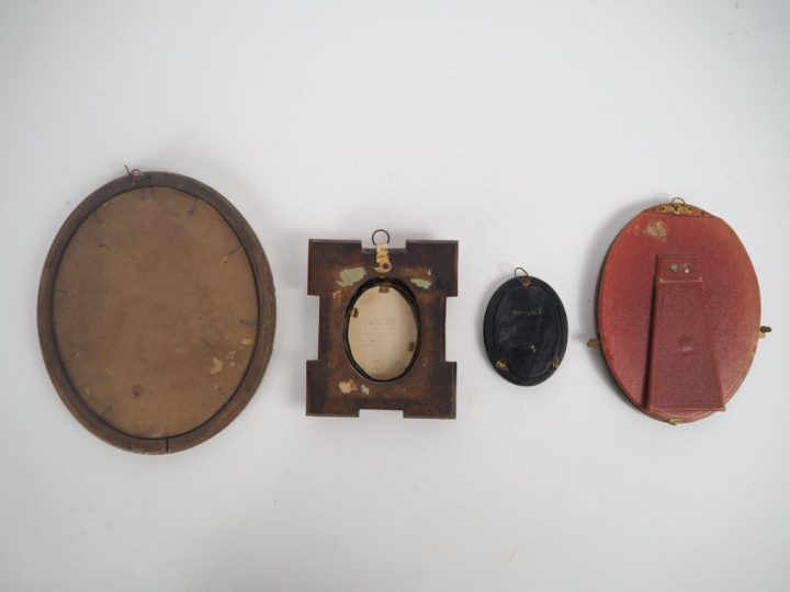 4 encadrements en bois, bois doré ou émail bleu figurant des portraits