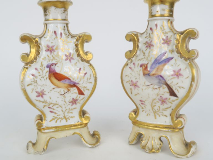 Paire de flacons de parfum Napoléon III en porcelaine de Paris, à déco