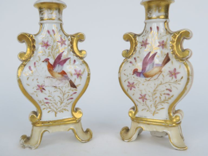 Paire de flacons de parfum Napoléon III en porcelaine de Paris, à déco