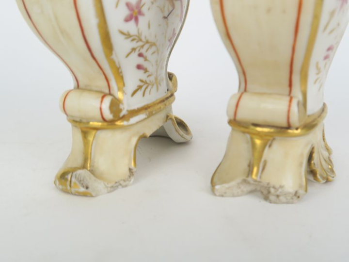 Paire de flacons de parfum Napoléon III en porcelaine de Paris, à déco