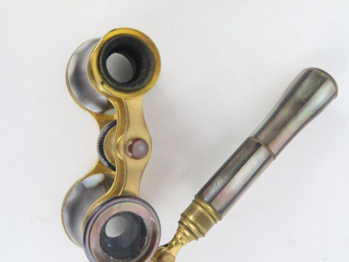 Paire de jumelles de théatre 1900 en laiton doré et nacre teintée. (ma