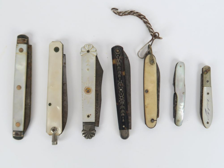 7 différents couteaux en métal et nacre. L. de 8 à 17,5 cm. (oxydation