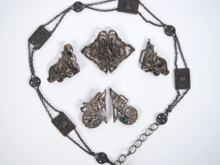 5 différentes boucles de ceintures Art Nouveau en métal argenté à déco