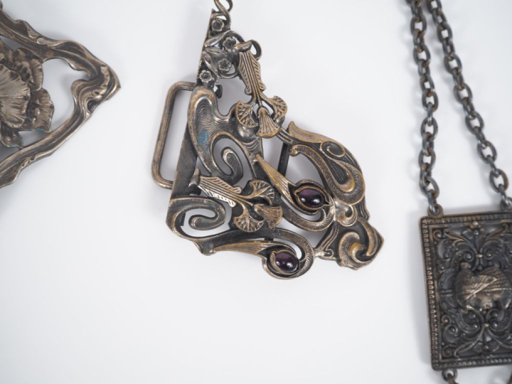 5 différentes boucles de ceintures Art Nouveau en métal argenté à déco