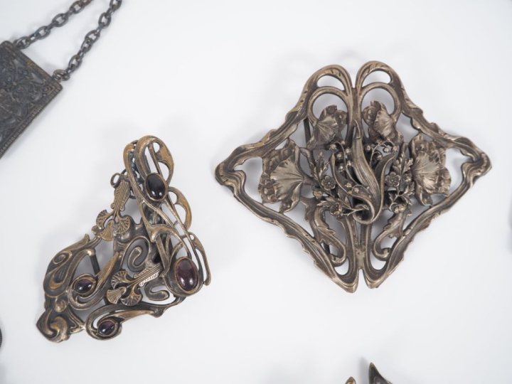 5 différentes boucles de ceintures Art Nouveau en métal argenté à déco