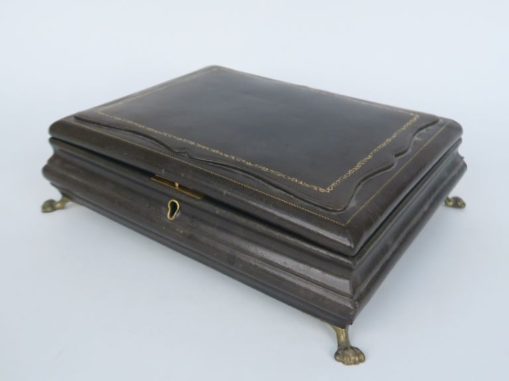 Coffret à bijoux gainé de cuir vert, pieds griffes. Dim. 7 x 27,5 x 22