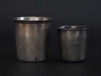 Vente aux enchères Ensemble comprenant :  - une timbale à fond plat de forme légèrement é