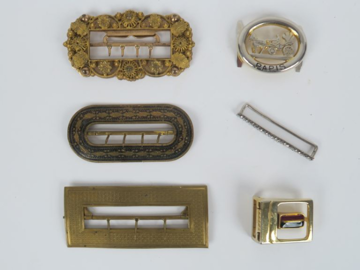 6 différentes boucles de ceinture en métal doré.