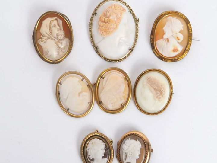 8 camées en coquillage, porcelaine et composition à décor de portrait 