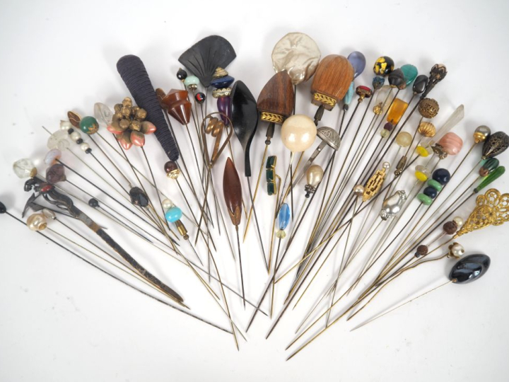 Collection d'aiguilles à chapeaux en laiton, nacre, verroterie, émail 