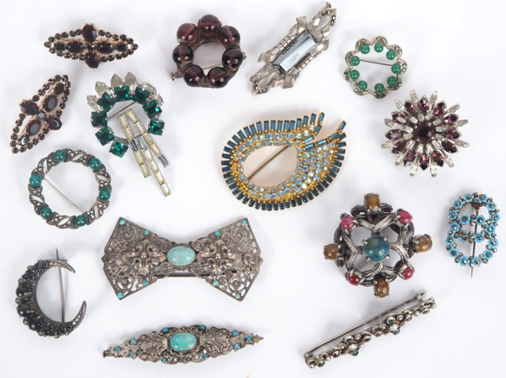 15 différentes broches en métal argenté ou doré et imitation de diaman
