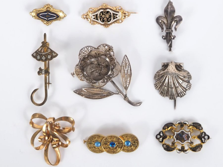 9 différentes broches en métal argenté ou doré, émail et verroteries. 