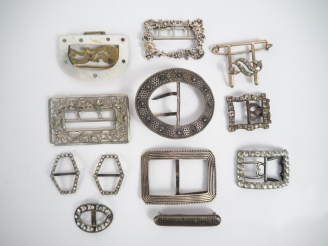 Vente aux enchères 12 différentes boucles de ceintures en métal argenté et imitation de d