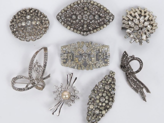 Vente aux enchères 8 différentes broches en métal argenté et imitation de diamant. L. de 