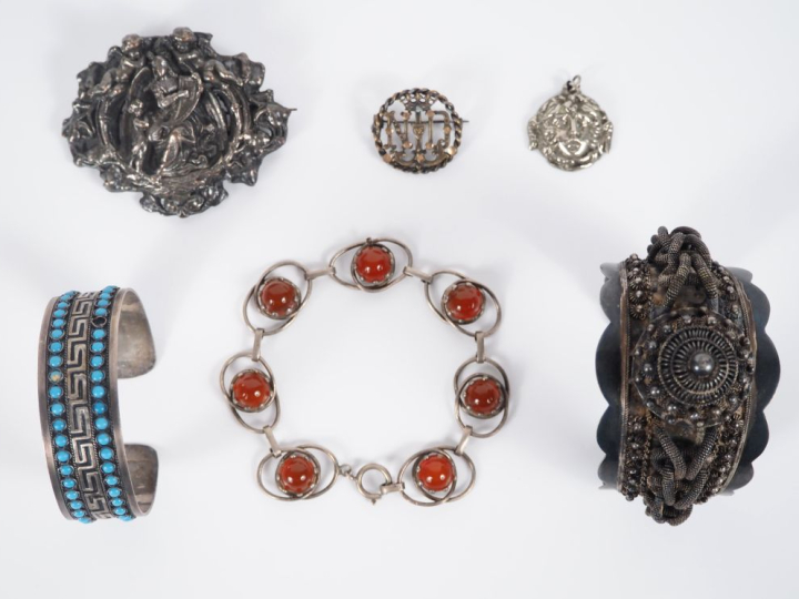 6 différents bijoux Napoléon III en métal argenté, argent, pierres dur