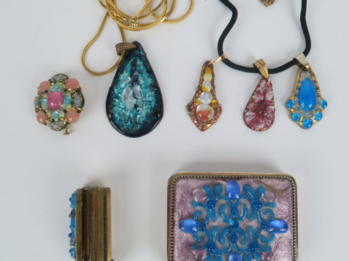 Ensemble de 5 différents pendentifs en émaux de Limoges. Signés.  On y
