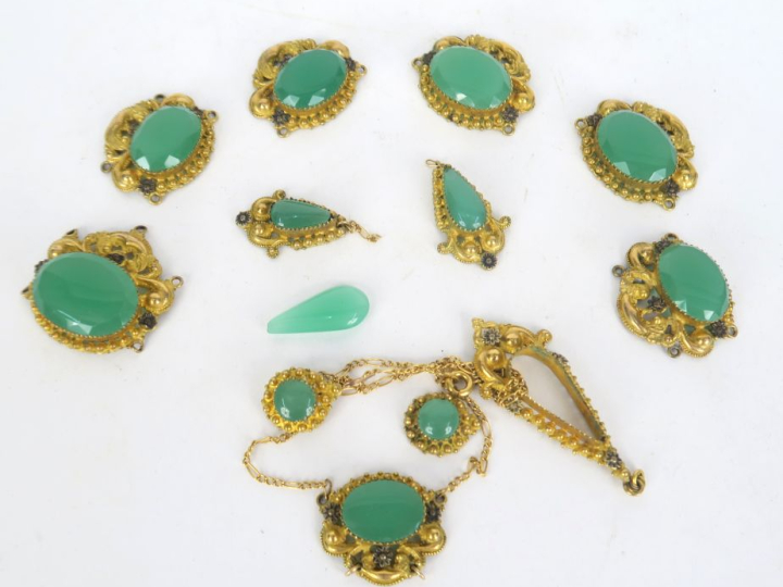 Eléments de parure en verroterie verte et métal doré.