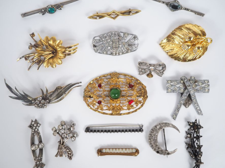 Ensemble de 16 bijoux fantaisie en métal argenté ou doré.