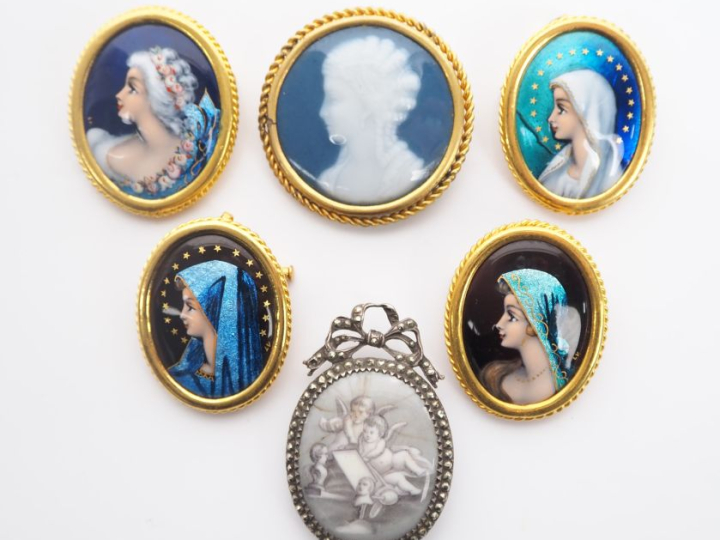 6 pendentifs en émaux polychromes de Limoges. H. 3,5 x 4 cm.