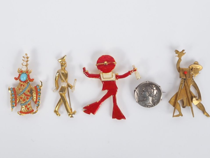 5 différentes broches anthropomorphes. H. 2,5 à 6 cm.
