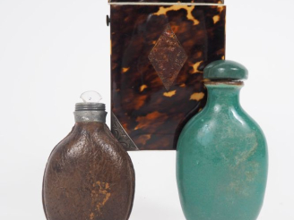 Vente aux enchères 2 différents flacons à sels en porcelaine et verre gainé de cuir. H. 7