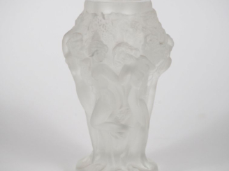 Vente aux enchères Vase en verre sablé à décor de nymphes et de pampres. H. 13 cm.