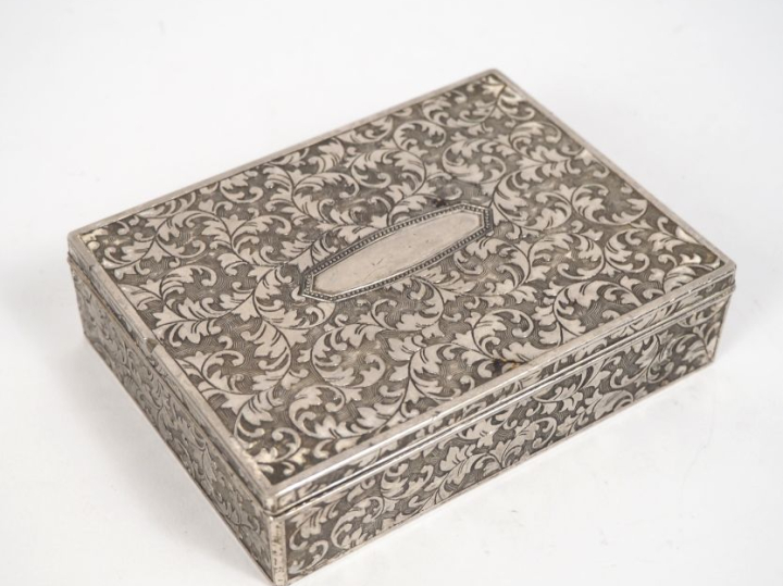 Boîte en métal argenté à décor de rinceaux feuillagés et orné d'un car