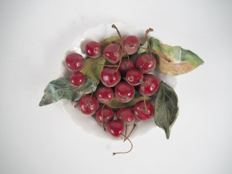 Vente aux enchères Trompe l'œil en porcelaine polychrome, "assiette de cerises". Dim. 4 x