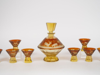 Vente aux enchères Partie de service à liqueur en cristal taillé bicolore à décor de cerv
