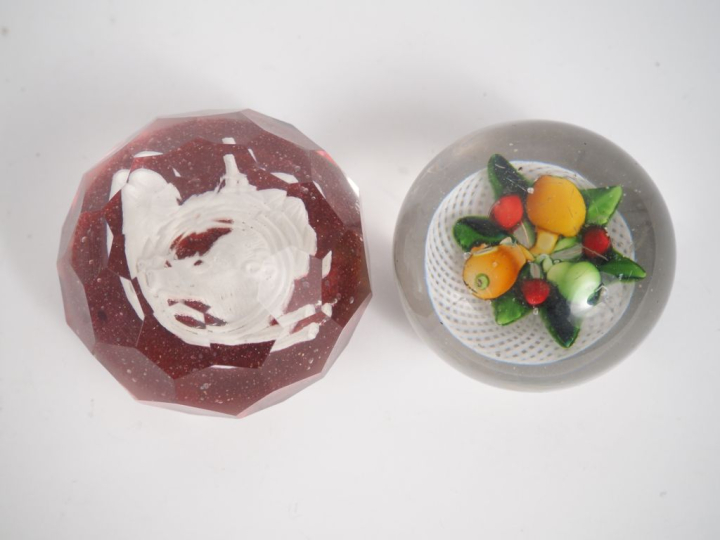 2 boules sulfure à décor de corbeille de fleur et de trophée de chasse
