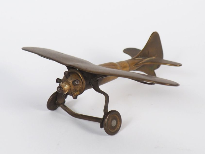 Avion miniature en laiton. Dim 10 x 12 cm.