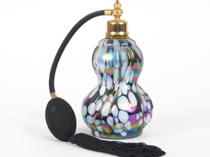 Vaporisateur 1900 en verre moucheté et irisé. H. 16 cm.