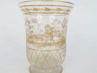 Vente aux enchères Vase en cristal à décor émaillé d'angelots et de paysages arborés.  H.