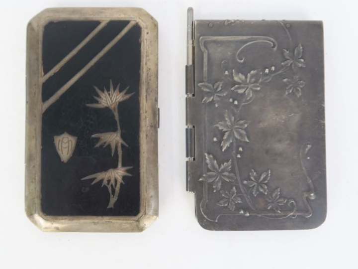 Etui porte-photos en métal argenté et laqué noir, à décor de style jap