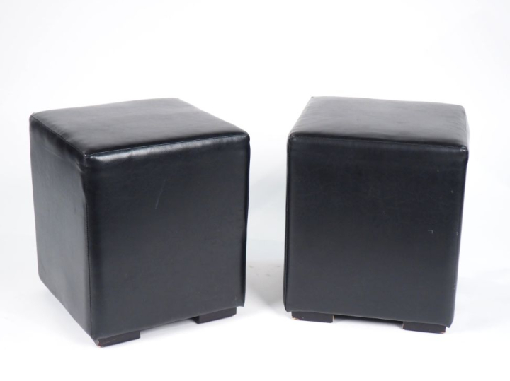 Paire de poufs design rectangulaire en cuir noir. Dim. 47 x 41 x 41 cm
