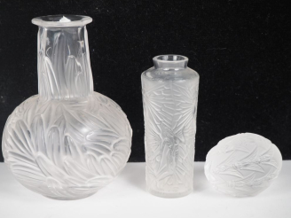 Vente aux enchères LALIQUE France. Vase en cristal à décor de palmettes. Signé. H. 13 cm.