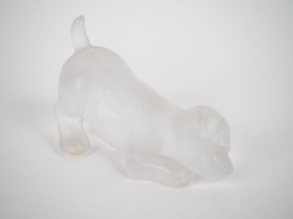 Vente aux enchères LALIQUE France. Sujet en cristal, "chiot". Signé. Dim. 12 x 10 x 8 cm.