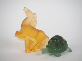 Vente aux enchères LALIQUE France. Sujet en cristal, "étalon". Signé. Dim. 14 x 12 cm.  O