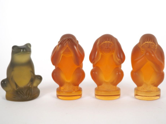 Vente aux enchères LALIQUE France. 3 sujets en cristal, "singes". Signés. H. 6,5 cm.  On 
