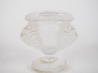 Vente aux enchères LALIQUE France. Vide-poche en cristal à décor de mufles de lions. Sign