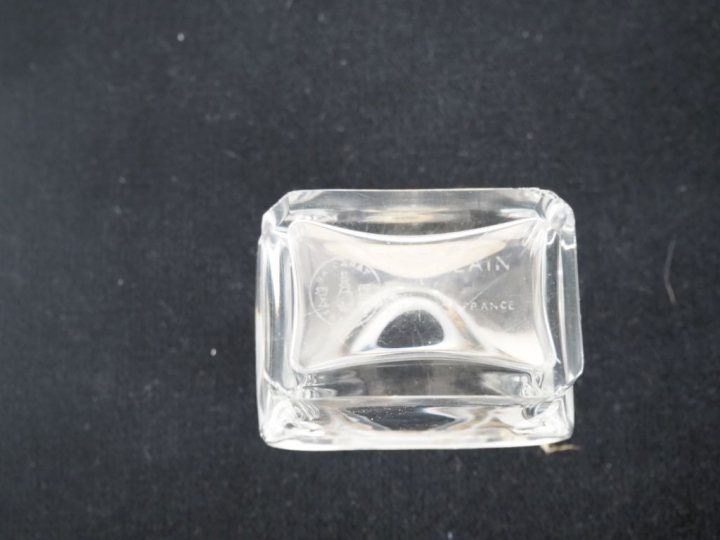 BACCARAT. Flacon de parfum Guerlain. Signé. H. 12 cm.