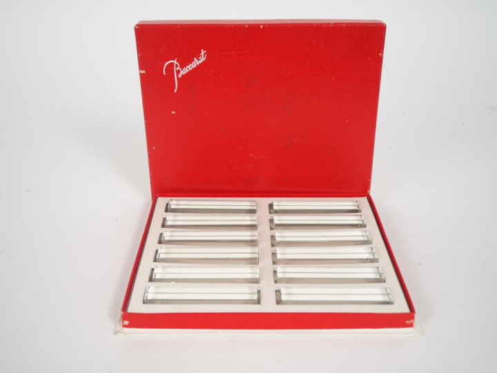 BACCARAT. 12 portes-couteaux en cristal dans leur coffret. Signés.