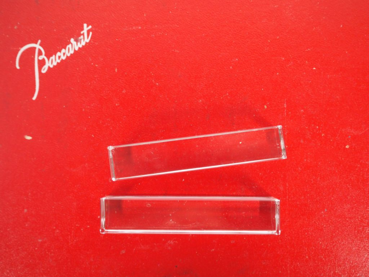 BACCARAT. 12 portes-couteaux en cristal dans leur coffret. Signés.